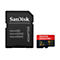 Carte SD et adaptateur SanDisk. L'adaptateur est noir avec des lettres blanches, la carte SD est rouge et noire avec des lettres jaunes.
