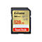 SanDisk Extreme SD-Karte. Schwarzer Rahmen, goldene Karte mit weißem Feld. Schriftzug: Extreme, 128GB, 180MB/s, SanDisk.