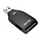 Schwarzer Sandisk Kartenleser mit USB-Stecker. Der Schriftzug "Sandisk" ist zu sehen.