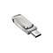 Une clé USB argentée avec l'inscription 'SanDisk'.