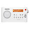 Weißes Sangean Digitalradio mit Lautsprecher, LCD-Display und Bedientasten vor neutralem Hintergrund.