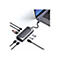 Grauer USB-C-Hub mit angeschlossenem Laptop und verschiedenen Kabeln und DatentrÃ¤gern auf weiÃŸem Hintergrund.