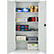 Armoire en acier grise, portes ouvertes, avec divers outils et fournitures sur des étagères.