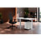 Espace de travail moderne avec un bureau blanc réglable en hauteur, une chaise de bureau noire et un caisson à tiroirs.