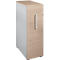 Une armoire mince avec une façade en bois et un côté blanc. La poignée est argentée.