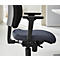 Gros plan sur une chaise de bureau. Cadre noir, assise et dossier bleus, accoudoirs réglables.