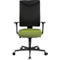 Chaise de bureau avec dossier et accoudoirs noirs, assise verte et base noire avec roulettes.