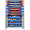 Armoire aux portes ouvertes, remplie de boîtes de rangement bleues et rouges, remplie d'outils. Construction métallique grise.