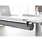 Witte bureau met laptop, waterfles, glazen en grijze kabelgoot.