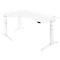 Bureau d'angle blanc, réglable en hauteur. Le plateau a un coin arrondi et un panneau de commande avec des boutons.