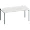 Witte bureau met grijze poten. Het tafelblad is rechthoekig.