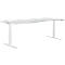 Un bureau blanc réglable en hauteur avec un plateau incurvé. Les pieds sont blancs et en forme de T.