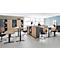 Bureau avec des bureaux réglables en hauteur, des armoires et deux personnes travaillant sur des ordinateurs portables.