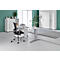 Kantoor met bureau, stoel, kasten en plant. Modern kantoor in lichte kleuren.