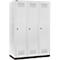 Schäfer Shop Genius Casier de vestiaires sur socle, 3 compartiments, largeur de compartiment 400 mm, serrure à cylindre, gris clair/gris clair