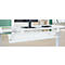 Witte bureau met kabelgoot, monitor, notitieboek. Helder, minimalistisch design.