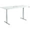 Escritorio blanco regulable en altura con tablero rectangular, dos columnas plateadas y patas plateadas.