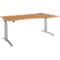 Ein ergonomischer Schreibtisch mit hellem Holz-Tischplatte und grauem Metallgestell.