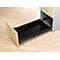 Open lade in licht hout en donker interieur, zilveren handvat. Op lichte houten vloer.