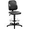 Chaise de bureau noire avec dossier et repose-pieds.
