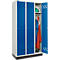 Een blauwe locker met drie deuren, waarvan één open is. Binnenin de locker schappen met helm, sprays, kleding en schoenen.