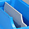 Graue Trennwand in einer blauen Kunststoff-Lagerbox zur Unterteilung.