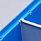 Nahaufnahme einer blauen Kunststoffbox mit eingesteckter weißer Trennwand.