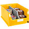 Gelbe Sichtlagerbox mit Trennwand, befüllt mit transparenten und braunen Klebebandrollen.