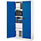 Blauer Stahlschrank, geöffnet. Innen befinden sich Ordner, Boxen und Unterlagen.