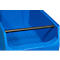 Detailansicht einer blauen Kunststoff-Sichtlagerbox mit einer horizontalen, schwarzen Querstange im Inneren.