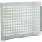 Grijze metalen plaat met veel vierkante gaten. Aan de zijkant is een smalle metalen strip bevestigd.