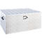 Aluminiumbox mit Riffelblechmuster. Sie hat einen Deckel mit Griff und ist für den Transport oder die Lagerung von Gegenständen gedacht.