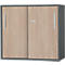 Holzschrank mit Schiebetüren. Grauer Rahmen und Griffe, helle Holzoptik.