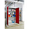 Une armoire de sécurité rouge et ouverte remplie de conteneurs et de bouteilles de produits chimiques. L'armoire se trouve dans un entrepôt avec un sol rayé.