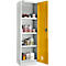 Armoire jaune, porte ouverte, remplie de bouteilles et de conteneurs divers.