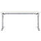 Un bureau rectangulaire blanc sans objets. Pieds argentés, entretoises métalliques. Le bureau est devant un fond blanc.