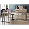 Bureau avec deux tables réglables en hauteur, un tabouret et des classeurs. Un ordinateur portable est sur une table et une tablette sur l'autre.