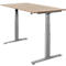 Bureau réglable en hauteur avec un plateau en bois et un cadre en métal gris. Les pieds de la table sont rectangulaires et s'étendent jusqu'au sol.