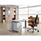 Bureau avec bureau, meuble mural et chaise de bureau. Une fenêtre montre un paysage urbain. La chaise a une assise rouge.