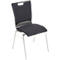 Chaise avec assise et dossier noirs, pieds métalliques. Le dossier a un renfoncement en haut.