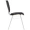 Vue latérale d'une chaise. Assise et dossier noirs, structure argentée.