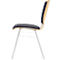 Vue latérale d'une chaise. L'assise est en tissu gris, le dossier en bois clair. Les pieds sont en métal.