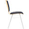 Vue latérale d'une chaise. L'assise et le dossier sont gris foncé, le cadre est en bois et les pieds sont en métal.