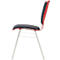 Vue latérale d'une chaise rouge avec une assise et un dossier noirs. Cadre chromé, forme incurvée.