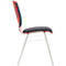 Chaise rouge avec assise et dossier gris, cadre chromé, vue latérale.