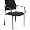 Chaise de bureau noire avec accoudoirs sur fond clair. L'assise et le dossier sont rembourrés.