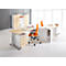 Bureau avec grand bureau, commode, chaises orange et espace de rangement. Ambiance lumineuse.