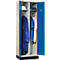 Offener blauer Schrank mit Arbeitskleidung, Helm und Schuhen.