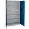 Offener Stahlschrank. Weisses Gehäuse mit blauen Türrahmen. Innen sind mehrere Regale zu sehen.