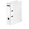 Een witte ordner met zilveren ringen en een label met tekst. De rand van de ordner is rechts open.